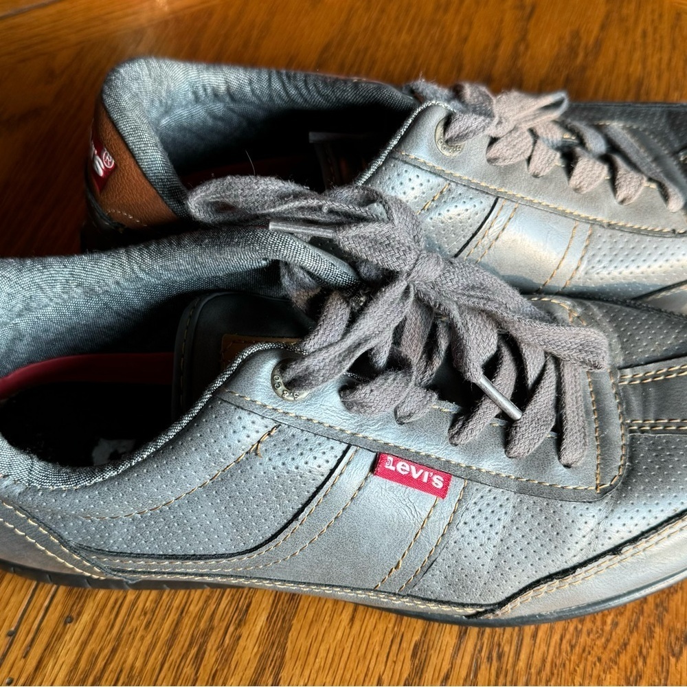 SALE: Men’s Levi shoes. (SM-2)